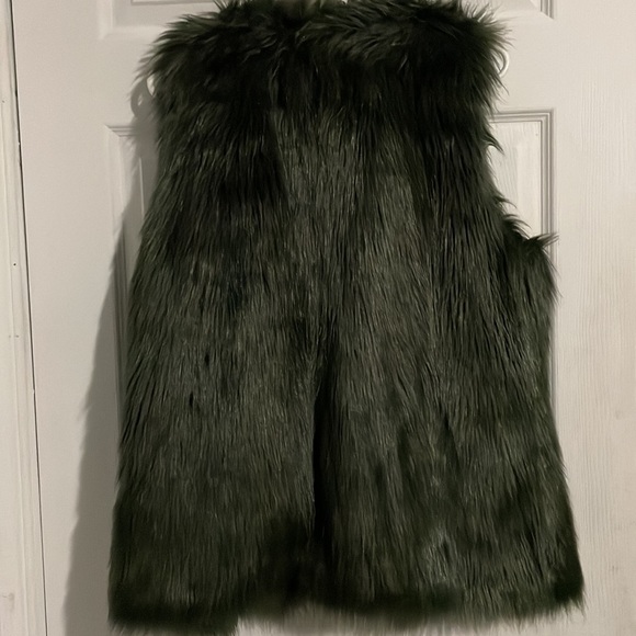 2/$30- Two faux fur vests bundle BNWT - Picture 3 of 6